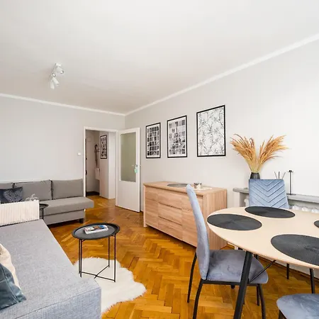 Rondo Onz Centre By Bookinghost