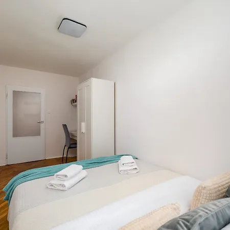 Rondo Onz Centre By Bookinghost *